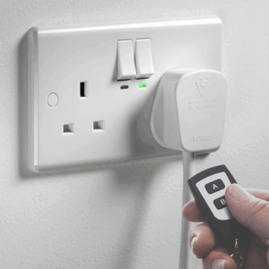 Curved Edge - Knightsbridge White 13A 2G SP Switched Socket with RF Remote Control (CU9R)