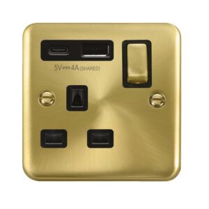 Click Scolmore - Click Deco Plus Ingot 13A 1 Gang Switched Safety Shutter Socket Outlet With Type A & C Usb (4A) Outlets Satin Brass Black Inserts (DPSB585BK)