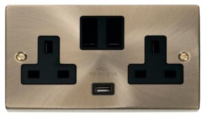 Click Scolmore - Click Deco 13A 2G Switched Socket With 2.1A Usb Outlet Black (VPAB770BK)