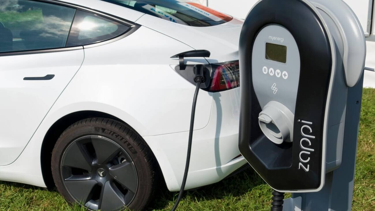 Zappi-2h07tb charging car